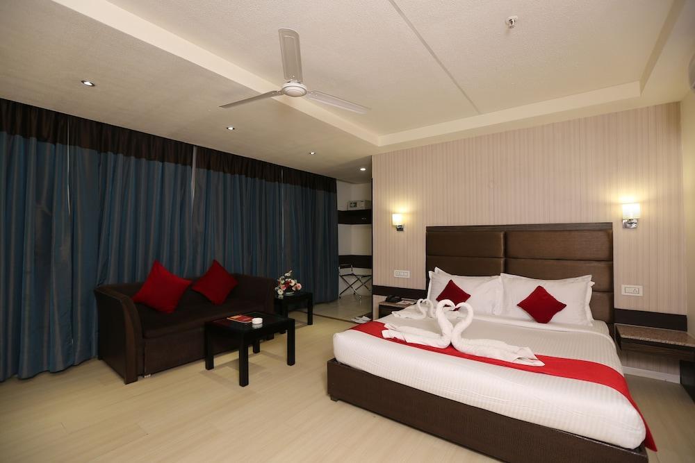 Tulip Inn Zirakpur Exterior foto