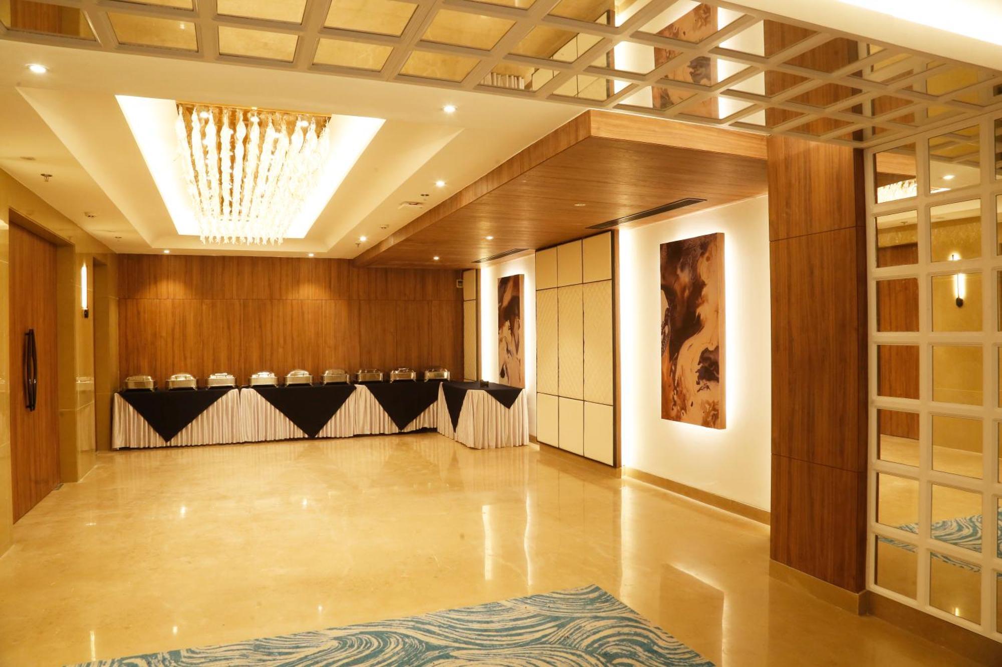 Tulip Inn Zirakpur Exterior foto