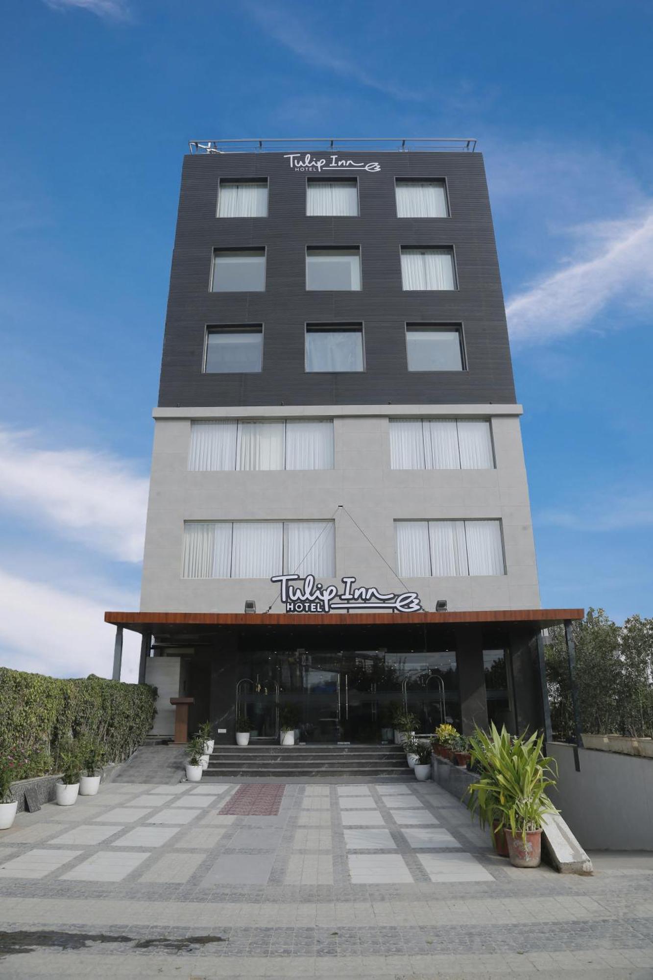 Tulip Inn Zirakpur Exterior foto