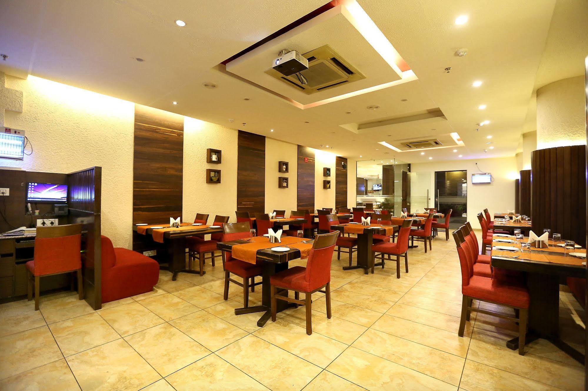 Tulip Inn Zirakpur Exterior foto